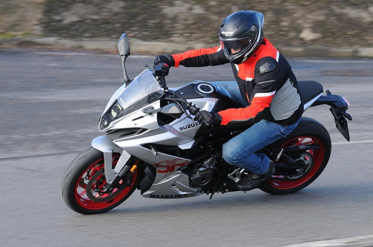 Prova Suzuki GSX-8R 2025 recensione con pregi e difetti, scheda tecnica e velocità