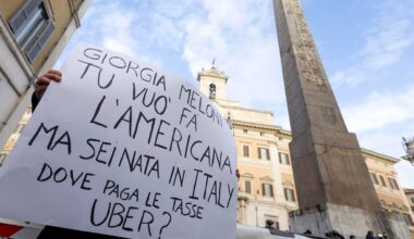 Sciopero taxi, tensioni e bombe carta a Roma. Salvini: 'Convocati sindacati per domani'