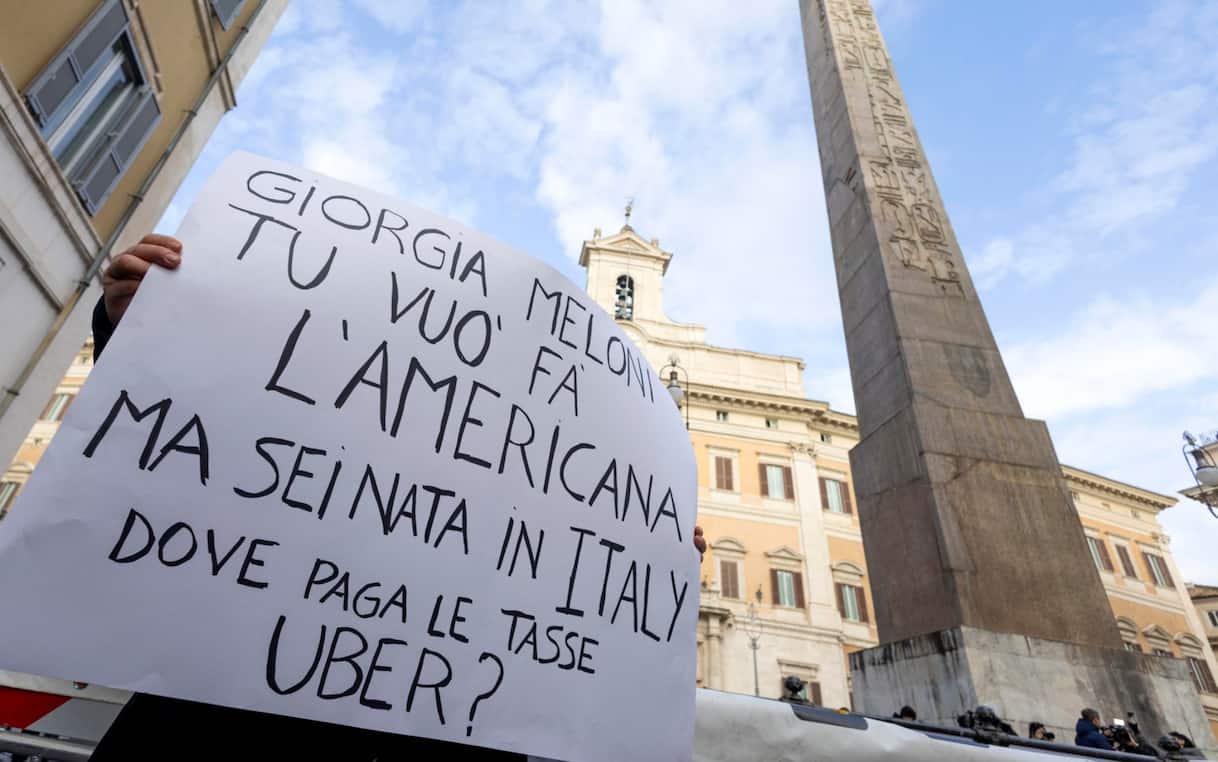 Sciopero taxi, tensioni e bombe carta a Roma. Salvini: 'Convocati sindacati per domani'