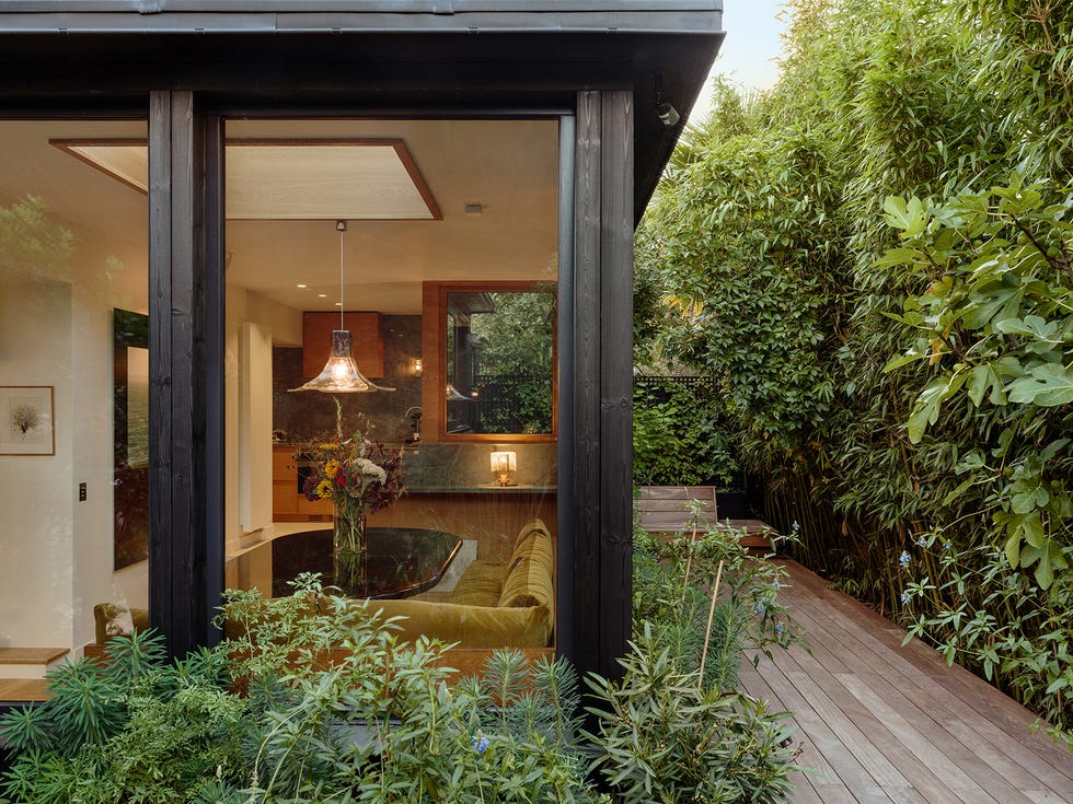 una casa con jardin y estilo japandi de los interioristas hauvette y madani
