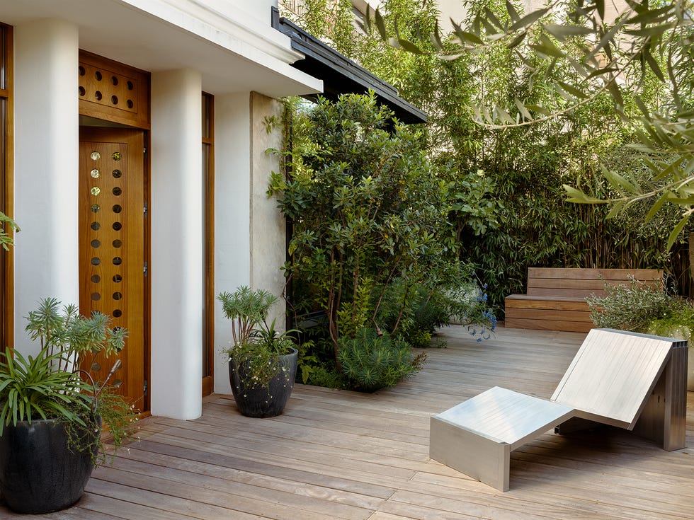 una casa con jardin y estilo japandi de los interioristas hauvette y madani