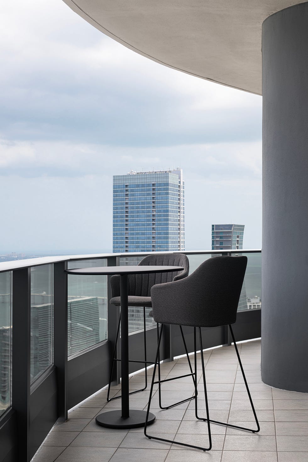 atico muy moderno con vistas de Nar Design Studio atico muy moderno con vistas de nar design studio