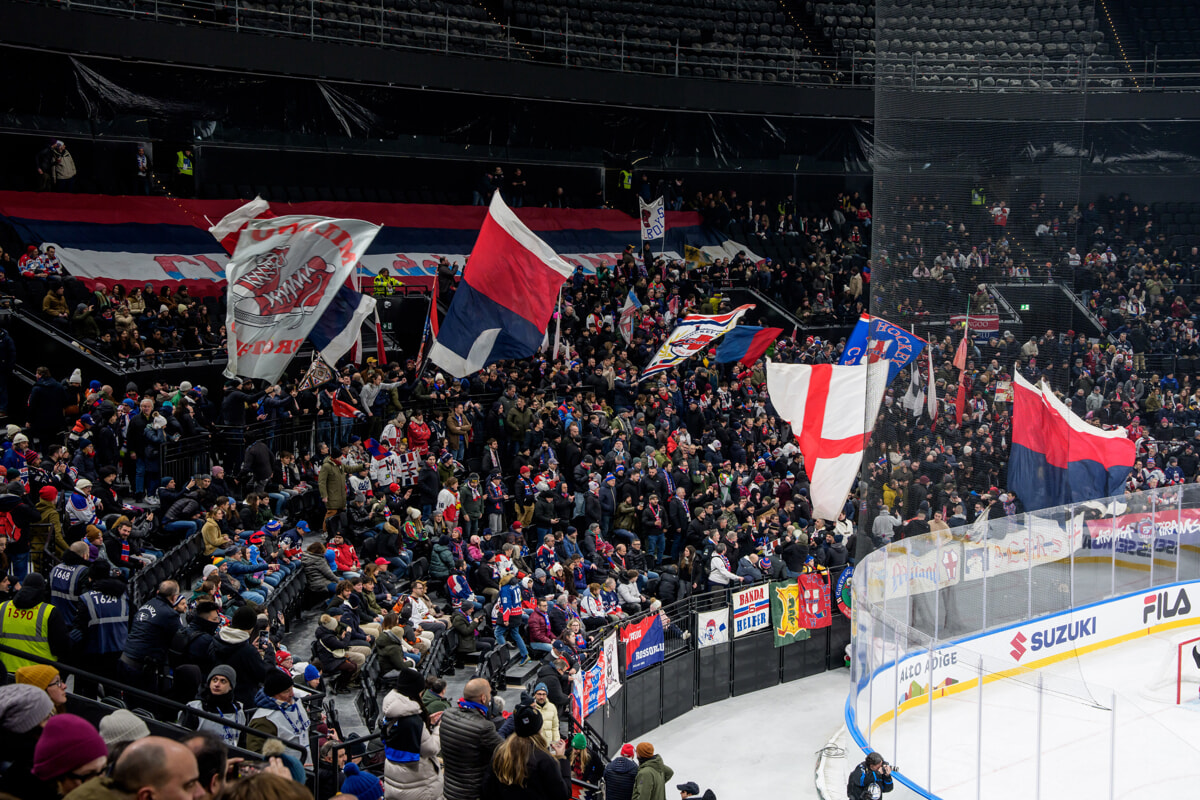 Tifosi milanesi di hockey in curva all'Arena Santa Giulia (LaPresse)