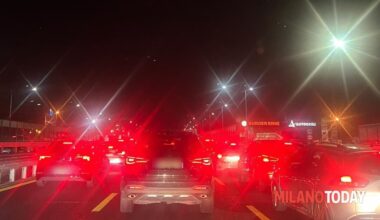 gravissimo un ragazzo e lunghe code