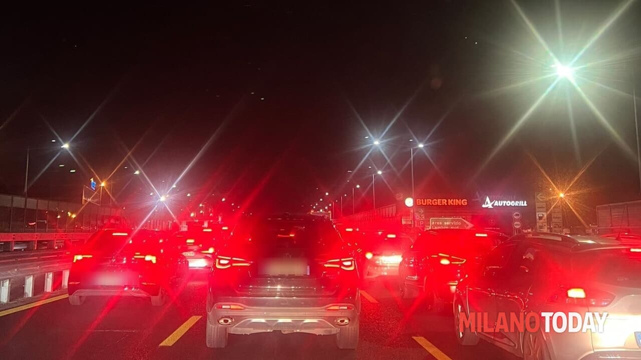 gravissimo un ragazzo e lunghe code