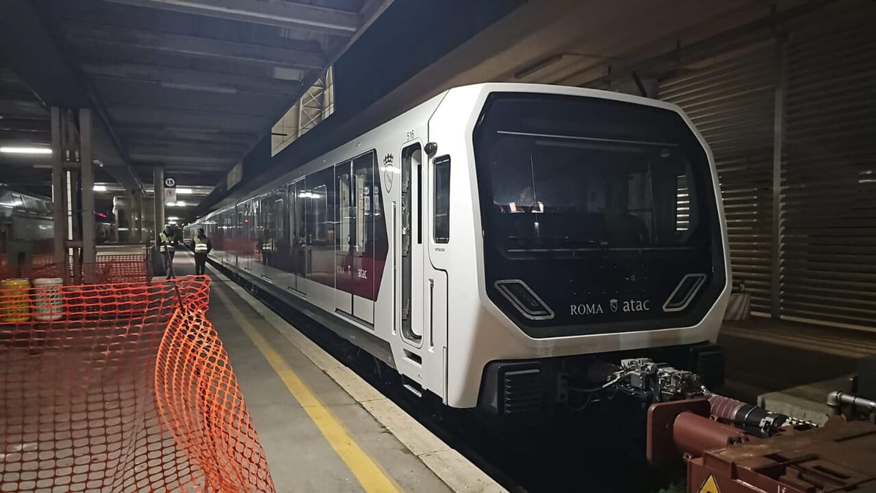 Metro B salva la sera e c'è la data per l'entrata in esercizio del nuovo treno Hitachi