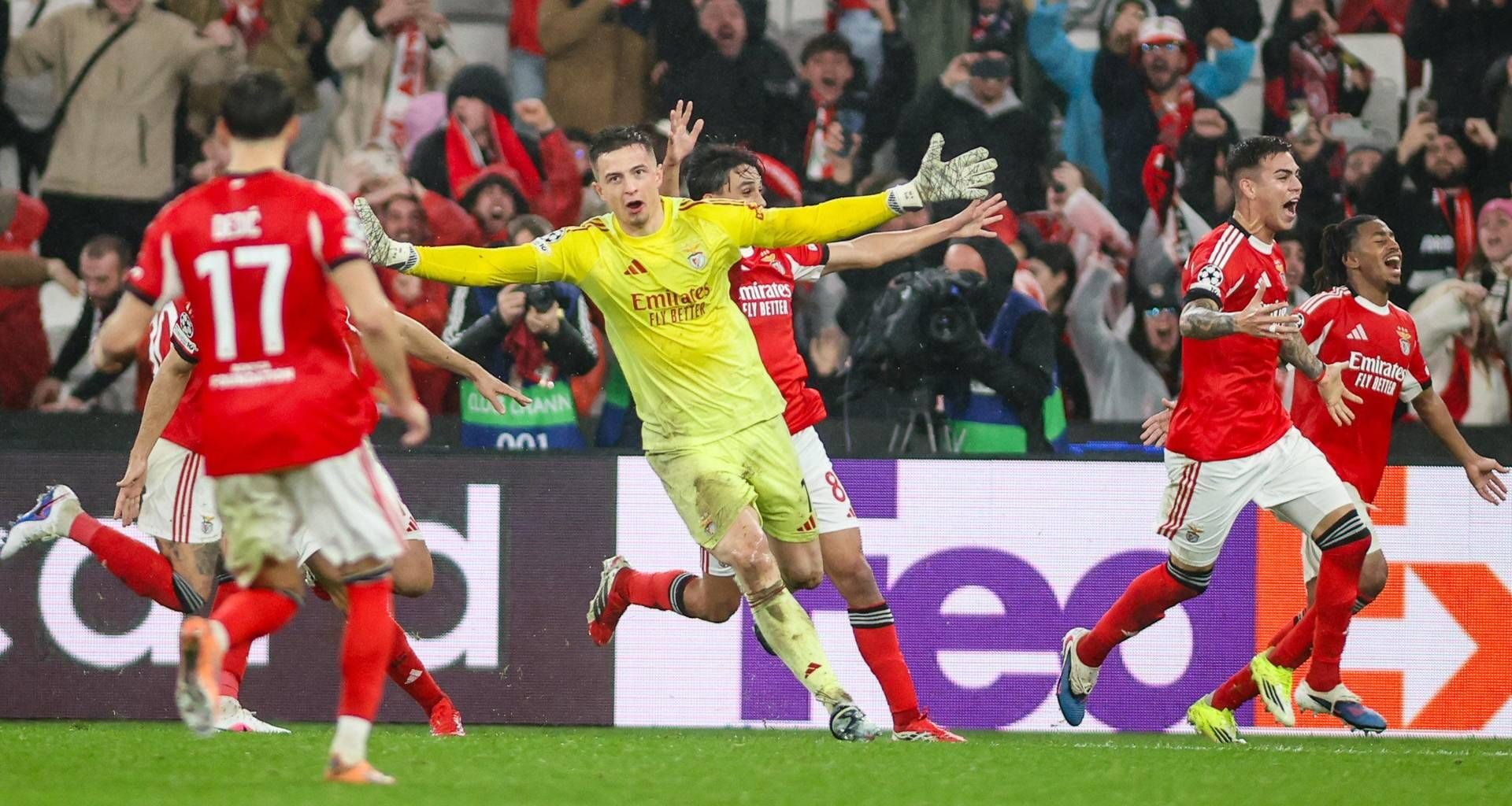 Champions, Trubin qualifica il Benfica allo scadere. Show di Mourinho in panchina
