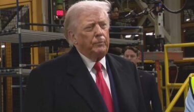 Gli grida 'protettore di pedofili', Trump risponde con il dito medio a un operaio Ford. VIDEO