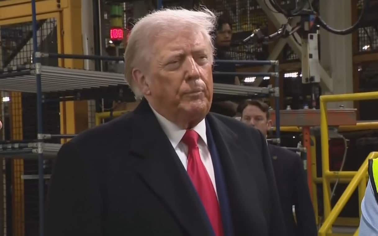 Gli grida 'protettore di pedofili', Trump risponde con il dito medio a un operaio Ford. VIDEO