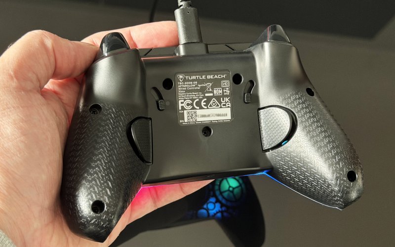 Il retro del Turtle Beach Afterglow Ignite, con i pulsanti extra, i selettori e la zigrinatura 'leggera'