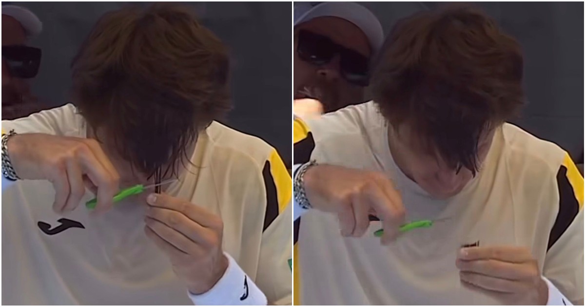 Ugo Carabelli si taglia i capelli durante una partita