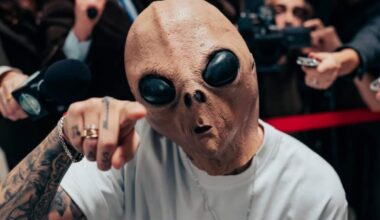 Ultimo indossa una maschera da alieno per il lancio del singolo Acquario