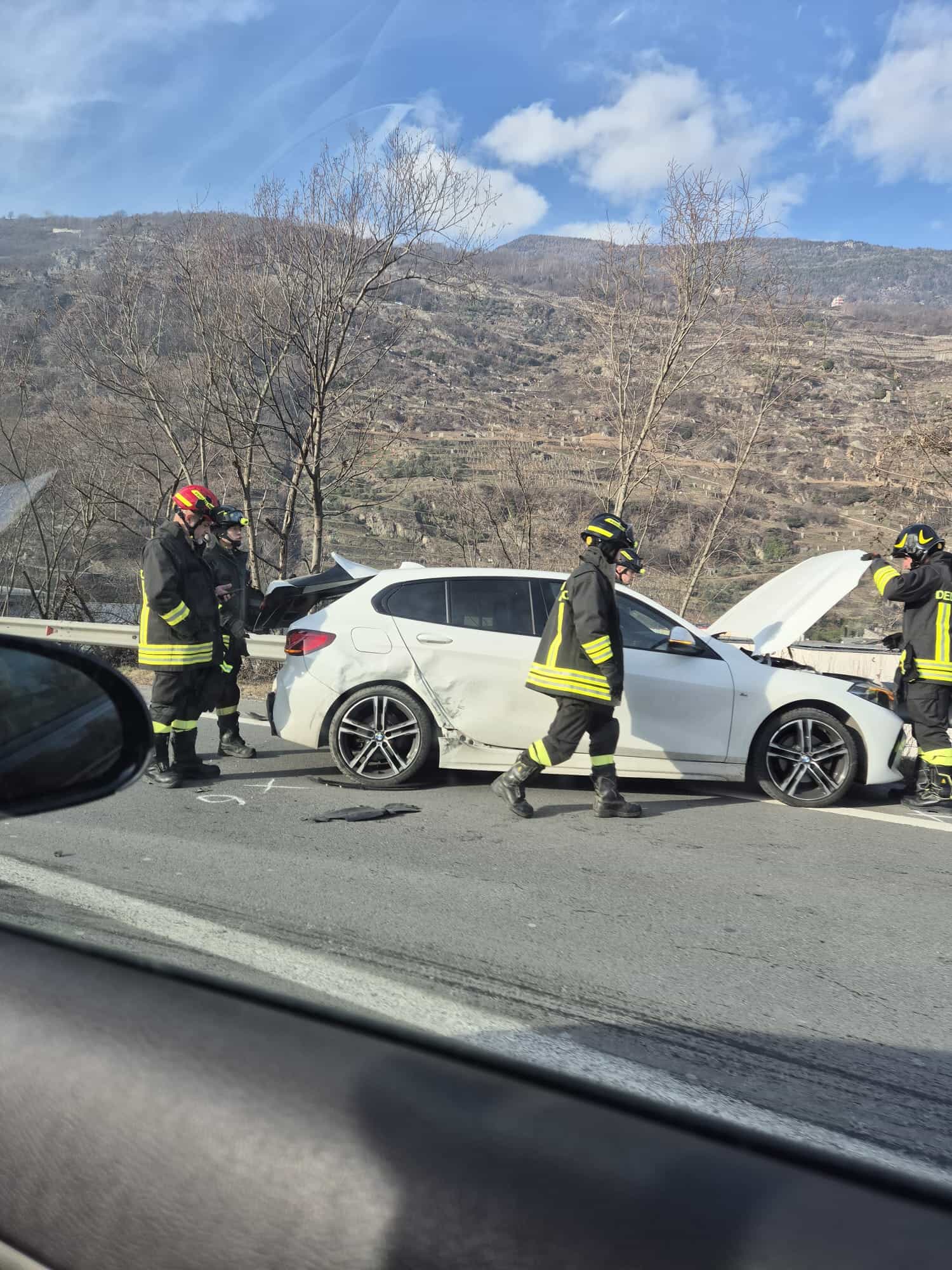 Un altro veicolo incidentato e l'intervento dei vigili del fuoco
