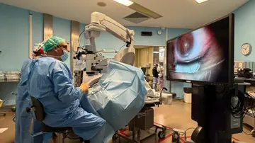 Interventi agli occhi: tecnologia 3D e monitor ad alta risoluzione per operare al meglio