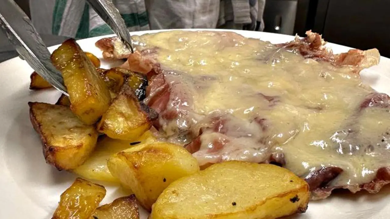 Una versione della cotoletta alla bolognese, accompagnata dalle patate arrostite