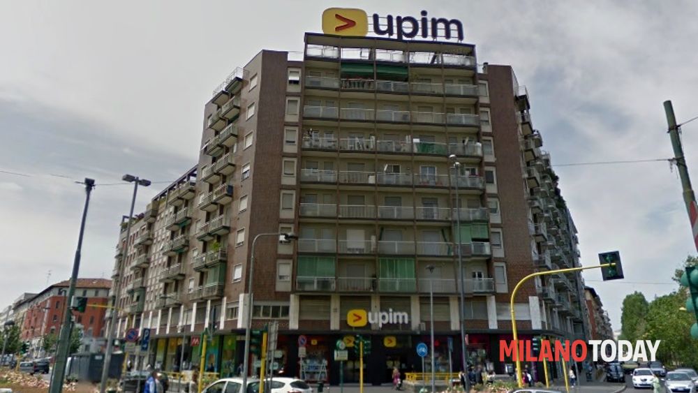 ladra cerca di fuggire aiutata da cinque uomini ma viene fermata