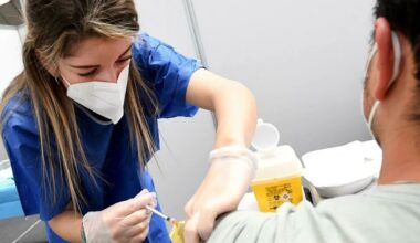 Vaccini antinfluenzali, dal 1° gennaio gratuiti in farmacia anche per gli over 18