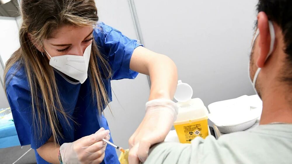 Vaccini antinfluenzali, dal 1° gennaio gratuiti in farmacia anche per gli over 18