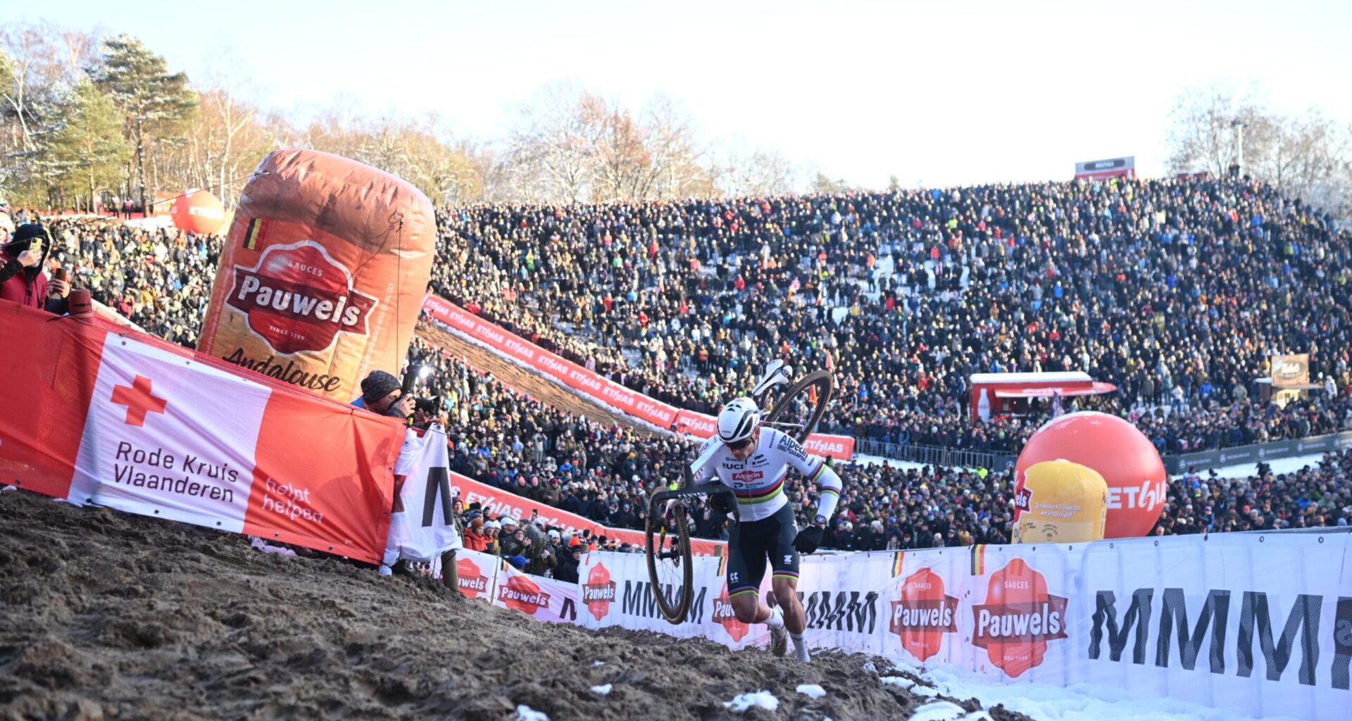 Ciclocross, giornata con un pubblico da record: nella "Buca" di Zonhoven c'erano ventimila spettatori
