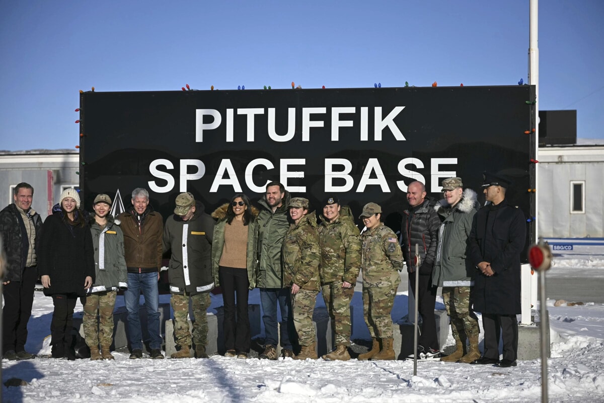 Il vicepresidente degli Stati Uniti, J.D. Vance, in visita alla base spaziale di Pituffik, in Groenlandia