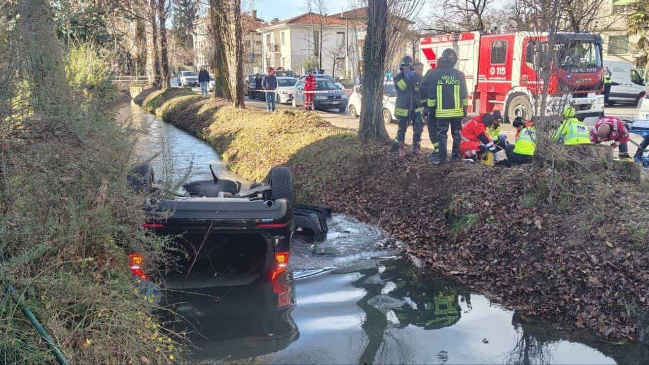 Auto finisce in roggia a Planis