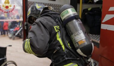 Cinquanta interventi dei vigili del fuoco a Capodanno, decine di cassonetti in fiamme