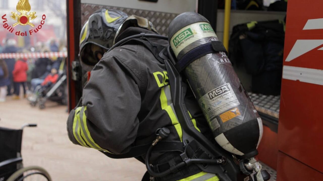 Cinquanta interventi dei vigili del fuoco a Capodanno, decine di cassonetti in fiamme