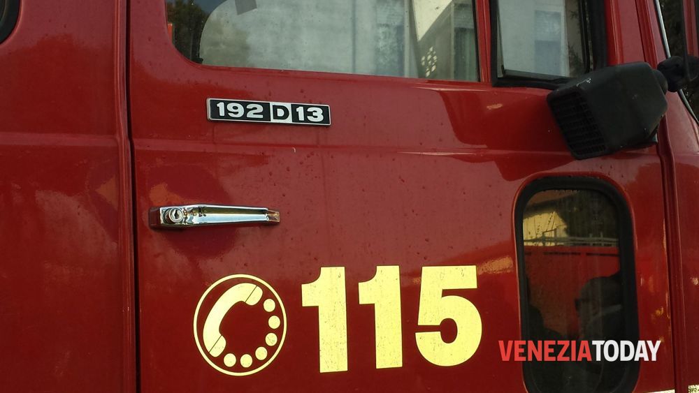 Appartamento saturo di gas, escono tutti gli inquilini del palazzo: sopralluogo del 115