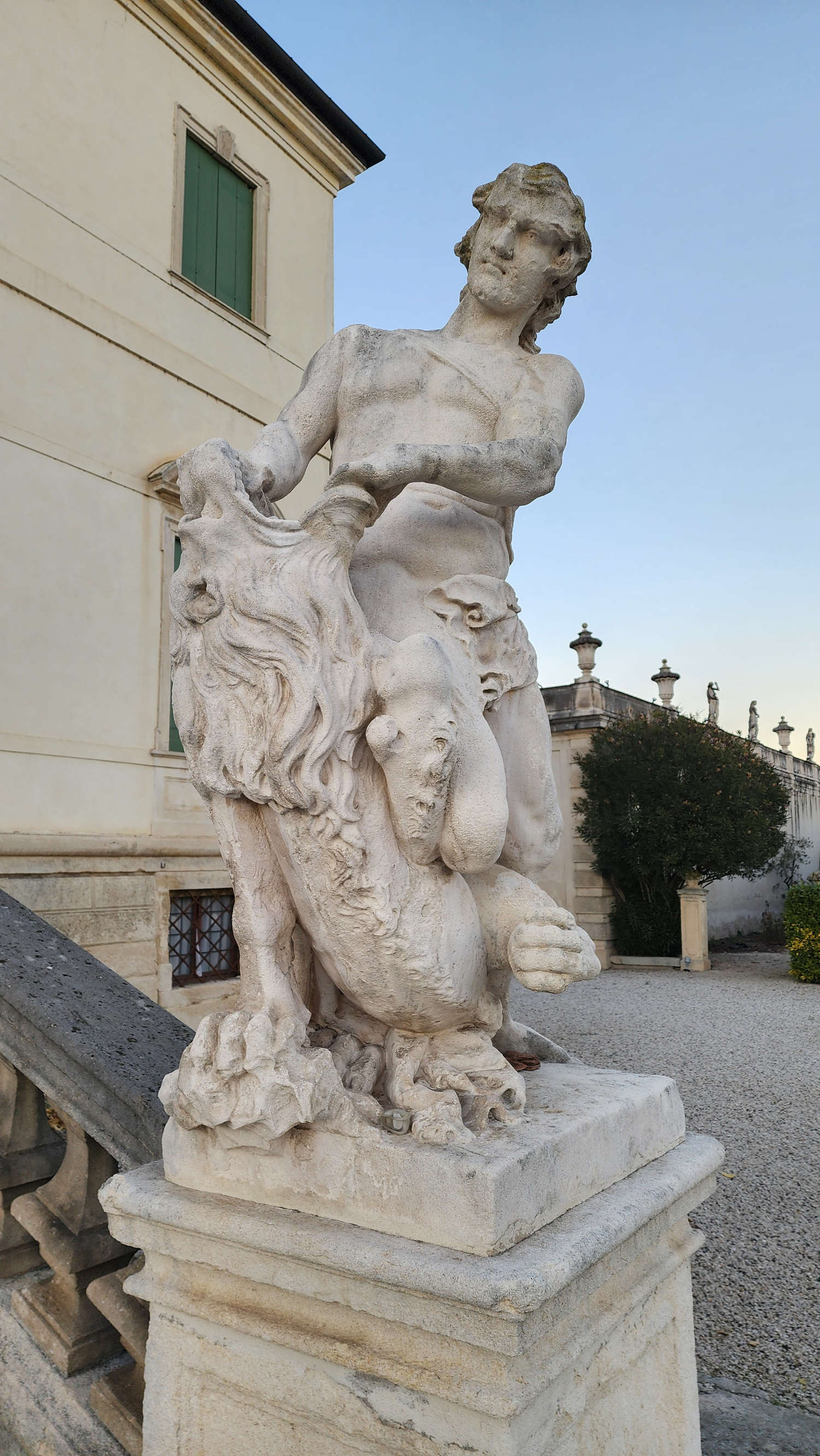 Fatica di Ercole (bottega dei Bonazza) all'ingresso della villa. Foto: Federico Giannini