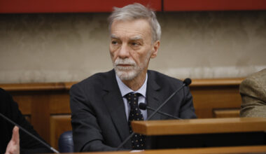 Corteo notturno a Minneapolis per Renee Good foto Ap/Ryan Murphy