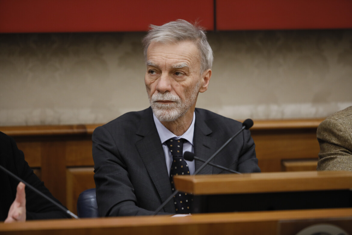 Corteo notturno a Minneapolis per Renee Good foto Ap/Ryan Murphy