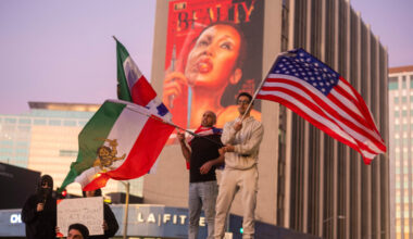 Una persona cammina davanti alla segnaletica per Renee Good, uccisa a colpi d'arma da fuoco da un agente dell'ICE all'inizio della settimana, a Minneapolis, Minnesota, domenica 11 gennaio 2026. (Christopher Katsarov/The Canadian Press tramite AP)