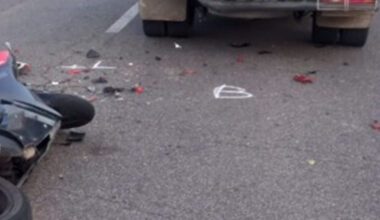 Violento scontro moto-camion, paura sulla strada: in azione i soccorsi, una persona in gravi condizioni