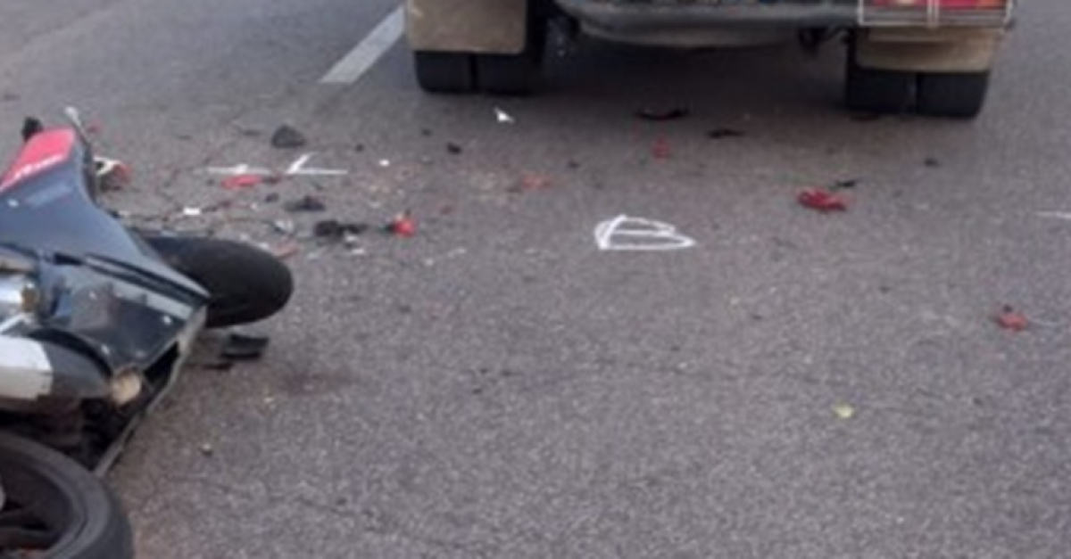 Violento scontro moto-camion, paura sulla strada: in azione i soccorsi, una persona in gravi condizioni