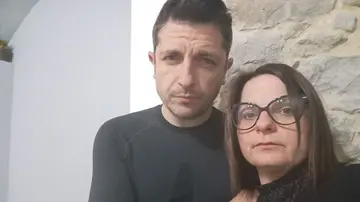 Monia e Michael messi alla porta, marito e moglie licenziati dalla fabbrica: “Tutte le nostre certezze sbriciolate”