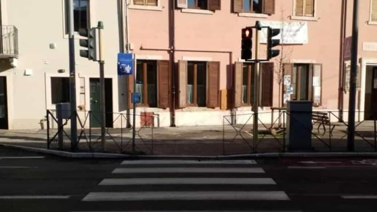 Due bambine di 4 e 5 anni investite da un'auto a Verona mentre andavano all'asilo