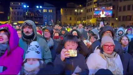 Capodanno a Firenze: che festa in piazza Santa Croce. Migliaia per i Tiromancino e non solo