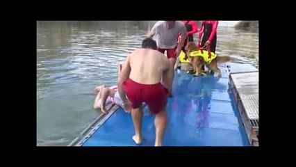 “Buon anno a tutti i toscani”, l’augurio del presidente Giani con il tradizionale tuffo in Arno