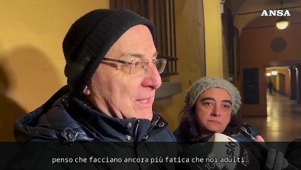 La veglia per Giovanni Tamburi morto a Crans-Montana, l’abbraccio di Bologna. La sorella Valentina e la nonna Letizia in lacrime: “Il dolore è insopportabile”