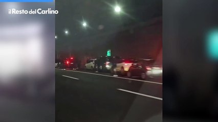 Scontri tra tifosi in A1 a Bologna, spranghe contro le auto. Faccia a faccia violento tra ultras incappucciati di Fiorentina e Roma