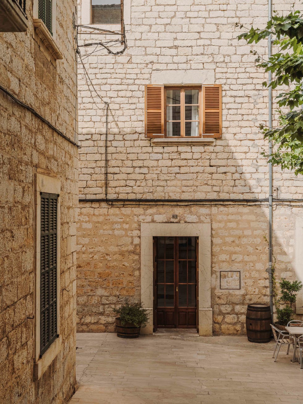 nora studio reforma antiguo casal mallorquin convertido casa piscina galería arte dialogo simbiosis entorno existente vertebran este proyecto