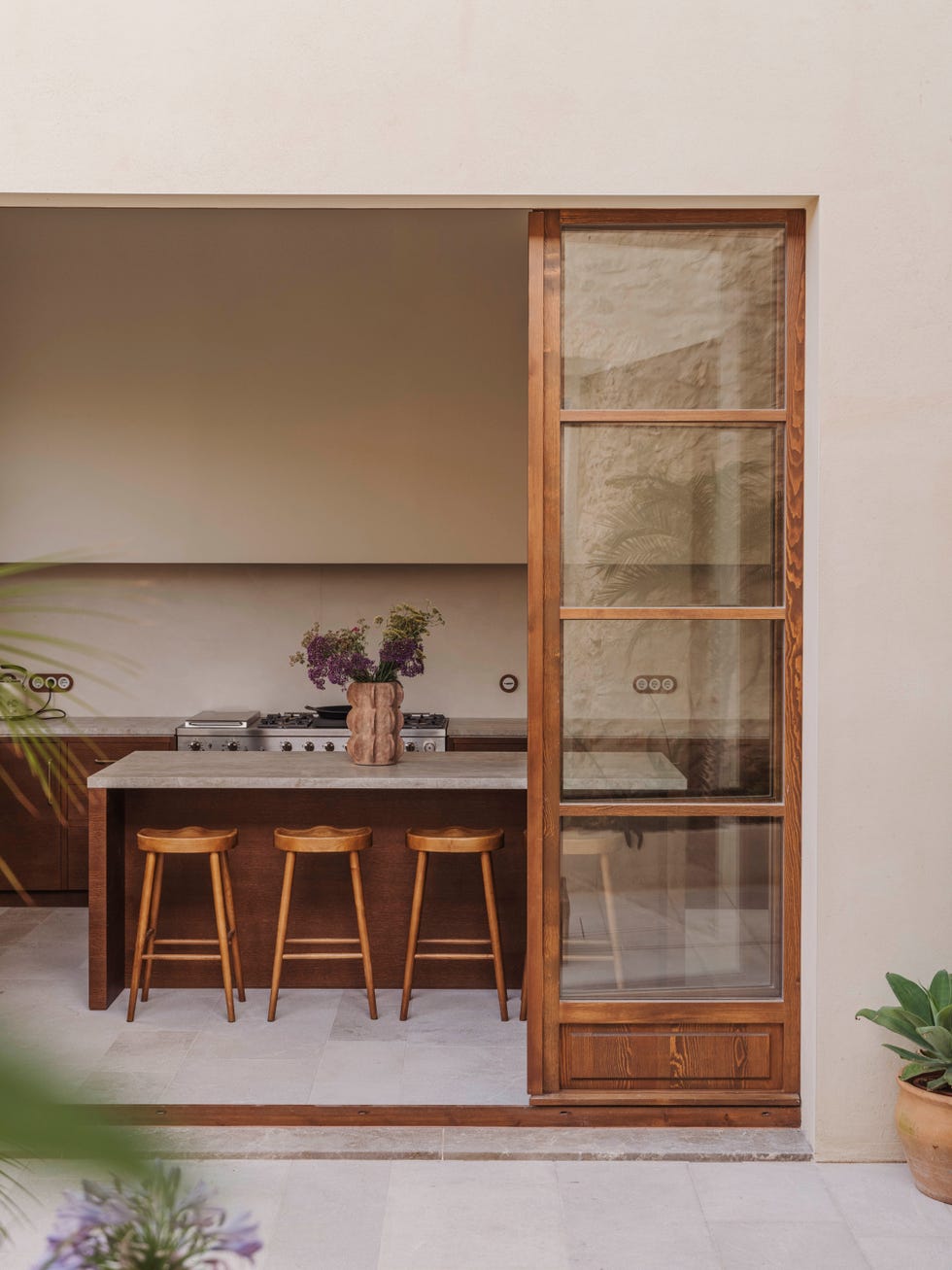 nora studio reforma antiguo casal mallorquin convertido casa piscina galería arte dialogo simbiosis entorno existente vertebran este proyecto