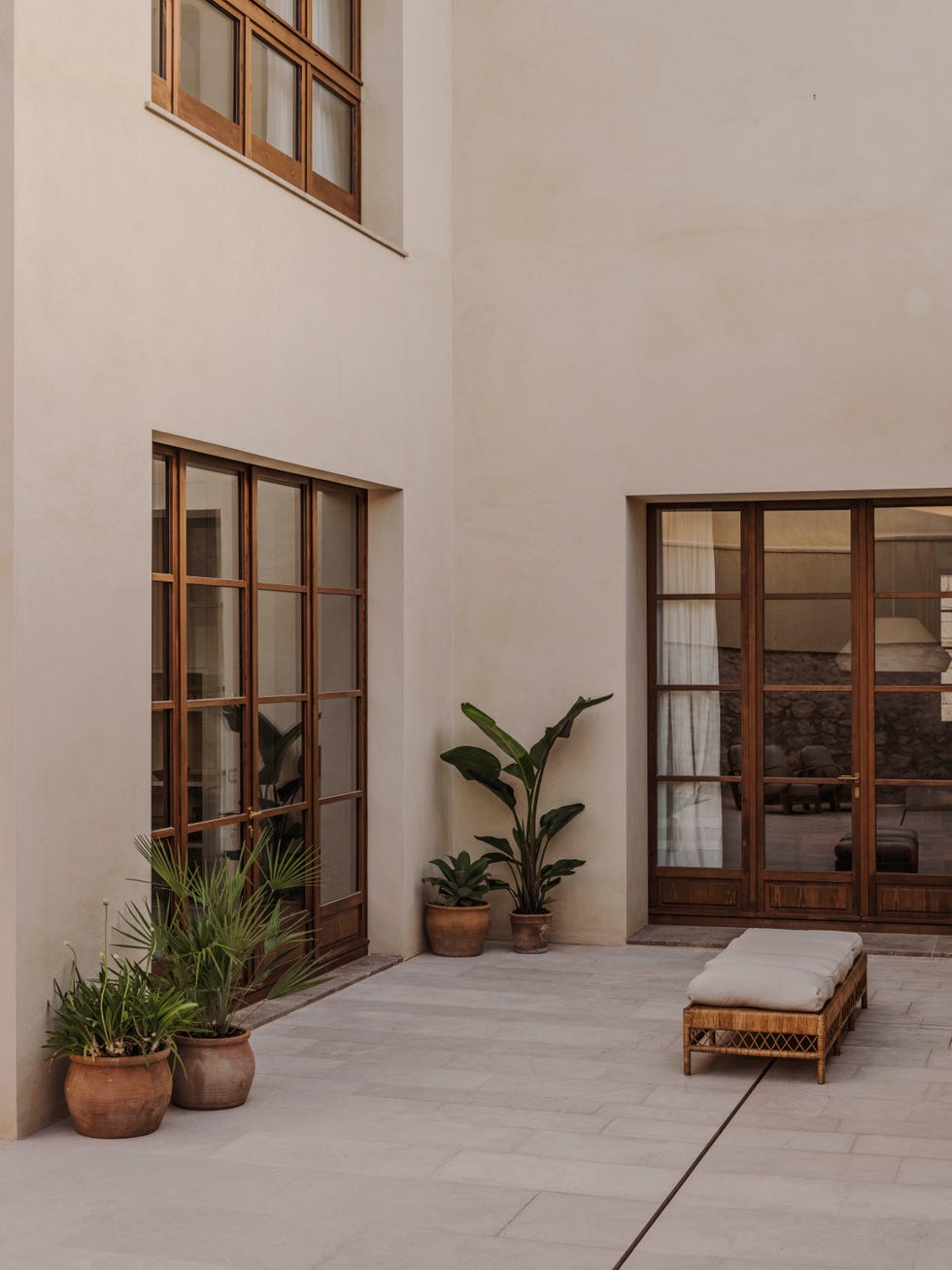 nora studio reforma antiguo casal mallorquin convertido casa piscina galería arte dialogo simbiosis entorno existente vertebran este proyecto