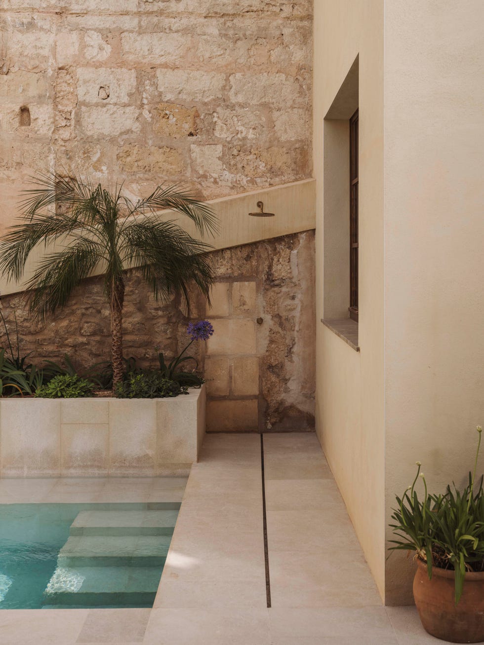 nora studio reforma antiguo casal mallorquin convertido casa piscina galería arte dialogo simbiosis entorno existente vertebran este proyecto