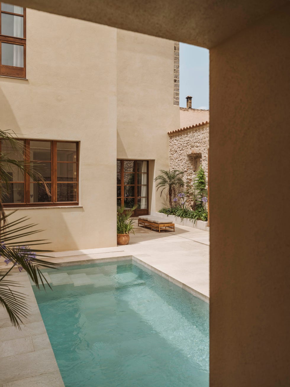 nora studio reforma antiguo casal mallorquin convertido casa piscina galería arte dialogo simbiosis entorno existente vertebran este proyecto