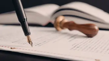 Testamento annullato, vincono i parenti. ‘Poveretti’, badante e convivente a secco: sul conto c’era 1 milione