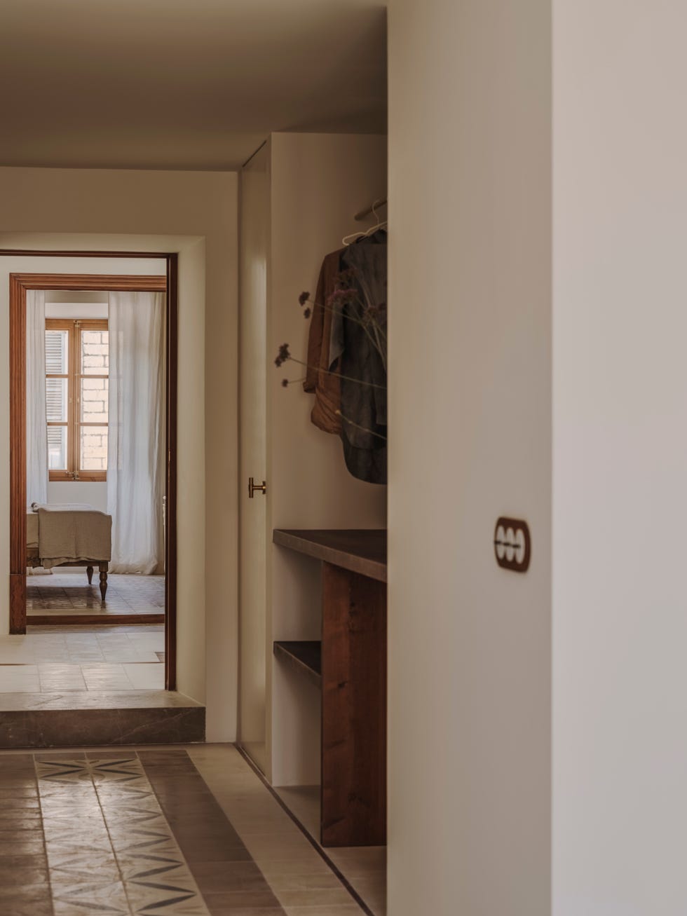 nora studio reforma antiguo casal mallorquin convertido casa piscina galería arte dialogo simbiosis entorno existente vertebran este proyecto