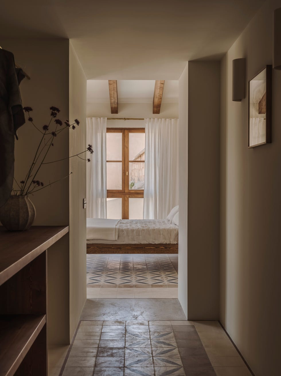 nora studio reforma antiguo casal mallorquin convertido casa piscina galería arte dialogo simbiosis entorno existente vertebran este proyecto