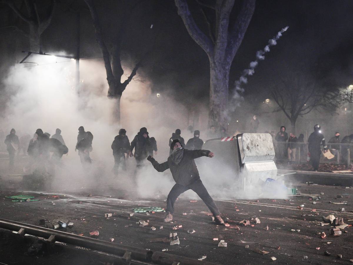 Askatasuna, liberati due manifestanti. Niente carcere anche per il presunto aggressore dell'agente