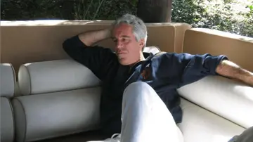 Bologna negli Epstein files compare 171 volte: dalla cena misteriosa alle ‘sue’ ragazze in tour